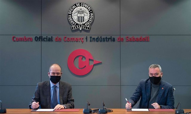 El presidente de la Cambra de Sabadell, Ramon Alberich, y el CEO Ekon, Juan Antonio Fernández, firmando la renovación del convenio