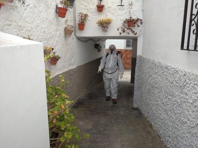 Tareas de desinfección en Algarinejo, en imgen de archivo