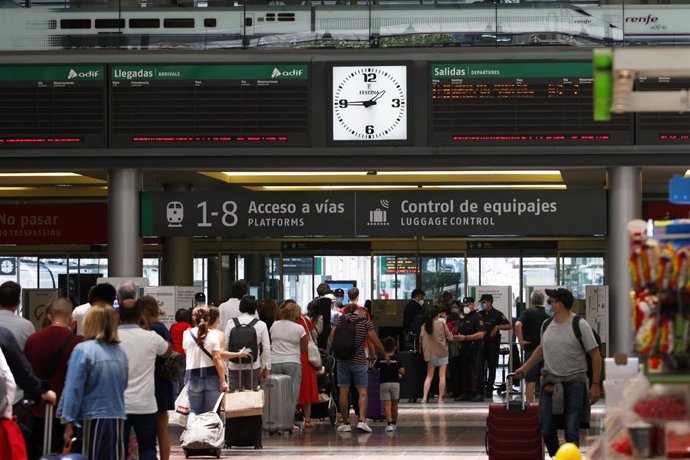 Viajeros suben al AVE en la estación María Zambrano de Málaga