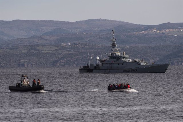 Una embarcació amb migrants a bord arriba a Lesbos 