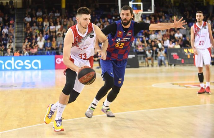 Sikiras (Fuenlabrada) y Mirotic (Bara)