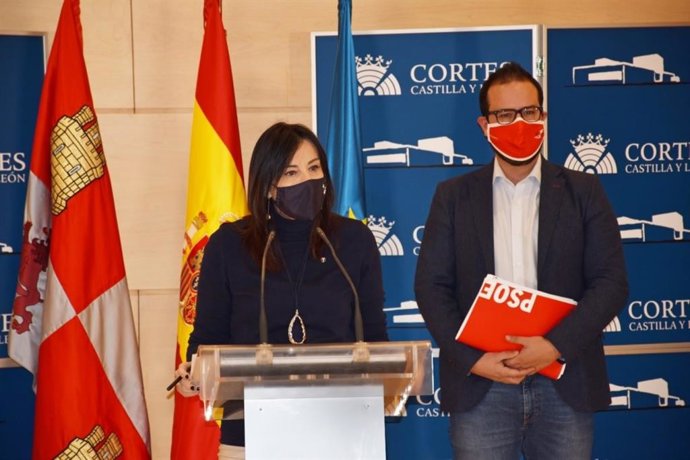 Ana Sánchez en rueda de prensa junto al portavoz de Turismo del Grupo Socialista, Ángel Hernández