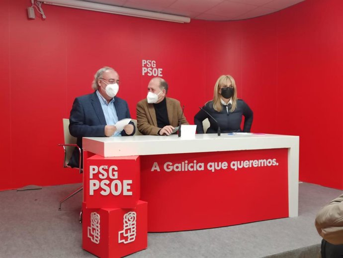 El diputado del PSdeG en el Congreso Guillermo Meijón, el senador Xoaquín Fernánez Leiceaga y la parlamentaria Ana Prieto