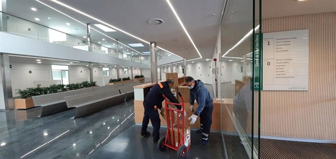 Recepción de mobiliario para el centro de salud de Isla Chica.