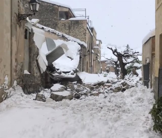 La nieve hunde el techo de una parte de la bodega del Celler Vall Llach en Porrera (Tarragona).