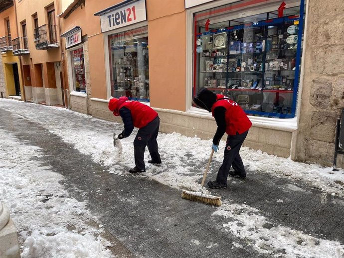 Voluntarios de Cruz Roja colaboran en la limpieza de las calles afectadas por Filomena.
