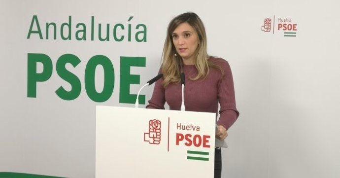 La parlamentaria andaluza por el PSOE de Huelva María Márquez, en rueda de prensa.
