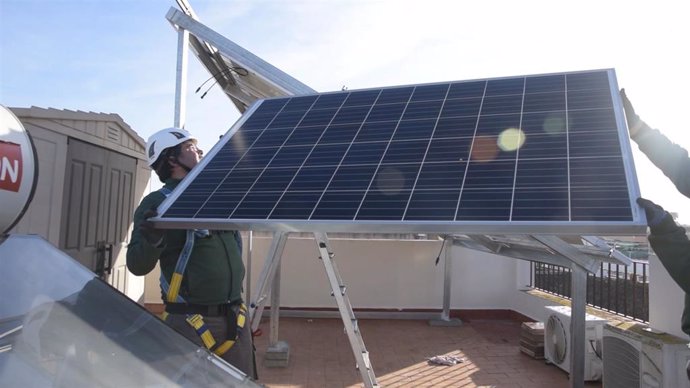 Imagen de archivo de la instalación de paneles de energía solar. 
