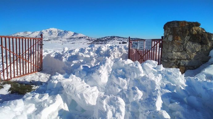 Entrada de una finca colapsada por la nieve de 'Filomena' en Colmenar Viejo