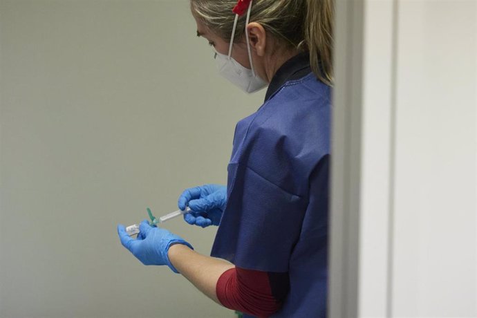 Una trabajadora sanitaria, con material necesario para administrar la vacuna contra la COVID-19, en Pamplona, Navarra (España), a 29 de diciembre de 2020