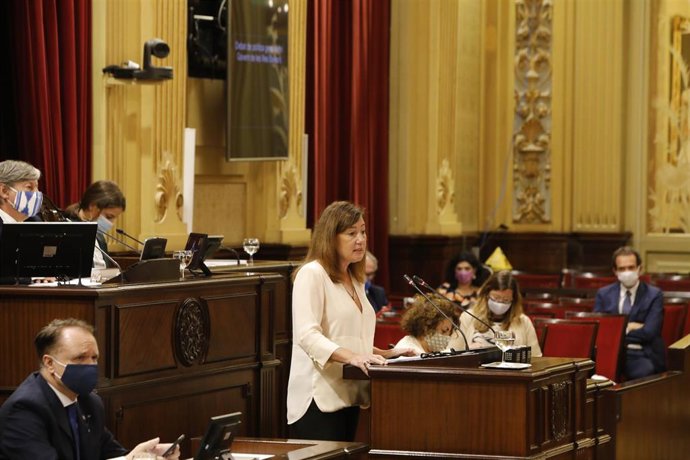 La presidenta del Govern, Francina Armengol, en un discurso en el Parlament. 