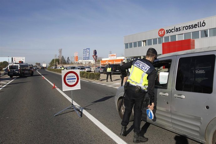 Agentes de la Policía Nacional realizan controles de movilidad a la entrada de la localidad de Manacor.
