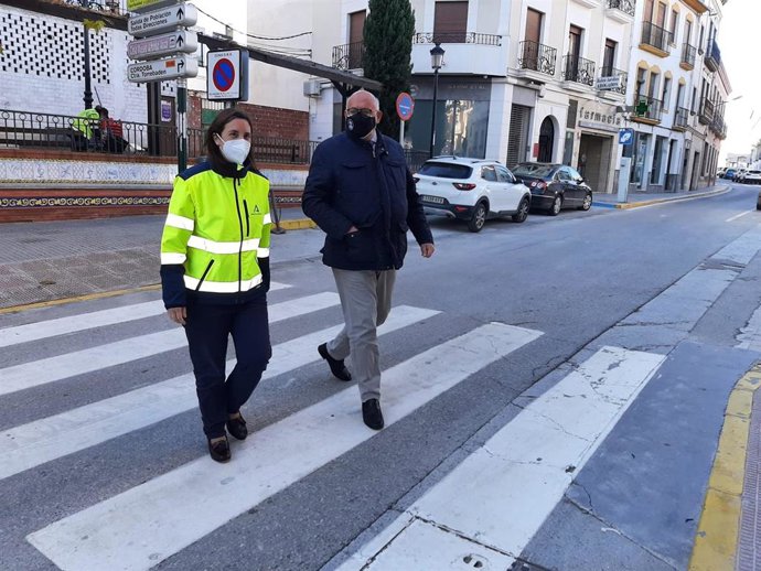 La delegada territorial de Fomento, Infraestructuras y Ordenación del Territorio de Córdoba, Cristina Casanueva, visita, junto al alcalde de La Rambla, Jorge Jiménez, las actuaciones realizadas en el municipio.