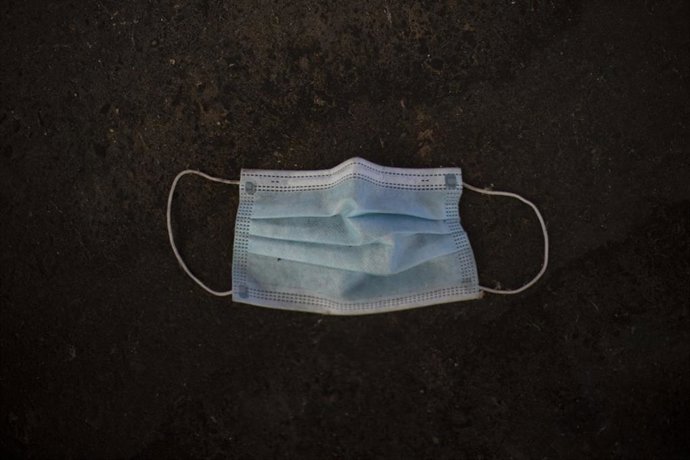 Mascarilla quirúrgica en el suelo del Parking de la Terminal T1 del Aeropuerto Adolfo Suárez Madrid-Barajas el día de su apertura y de las fronteras de España, en Madrid (España), a 1 de julio de 2020.