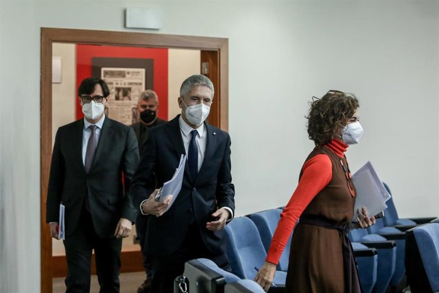 (I-D) La ministra de Hacienda, María Jesús Montero, el ministro de Interior, Fernando Grande-Marlaska y el ministro de Sanidad, Salvador Illa a su llegada a una rueda de prensa convocada ante los medios posterior al Consejo de Ministros, en La Moncloa, Ma