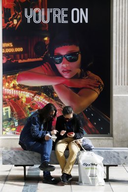 Varias personas realizan algunas compras en Málaga