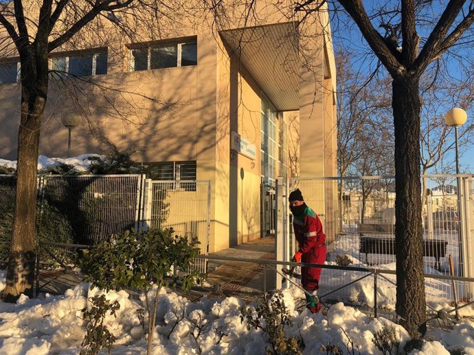 Trabajador despeja el acceso al centro de salud Rosa Luxemburgo