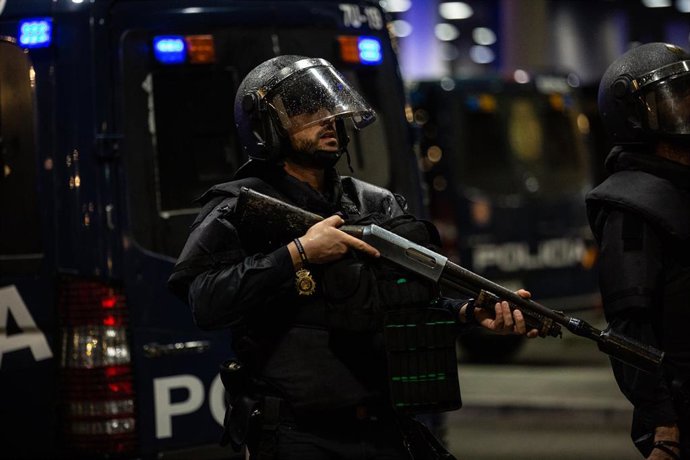 Un policía en el Aeropuerto de Barcelona-El Prat, donde se ha producido una protesta por la sentencia del Tribunal Supremo sobre el juicio del procés, en Barcelona (España), a 14 de octubre de 2019.