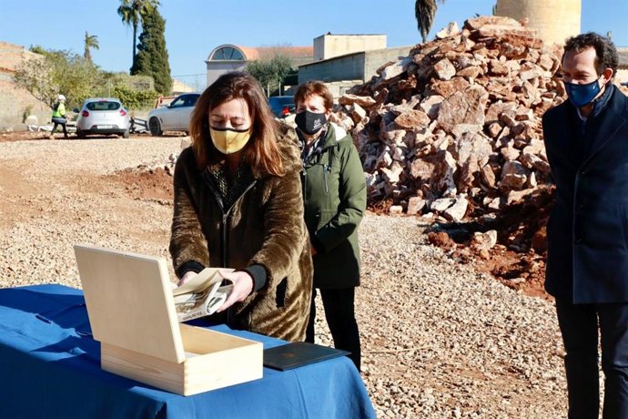 La presidenta del Govern balear, Francina Armengol; el conseller de Movilidad y Vivienda, Marc Pons, y la alcaldesa de Santanyí, Maria Pons, en el inicio de la construccción de una promoción de 23 VPO en el municipio.