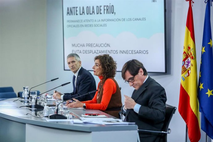 (I-D) El ministro de Interior, Fernando Grande-Marlaska, la ministra de Hacienda, María Jesús Montero y el ministro de Sanidad, Salvador Illa en rueda de prensa.