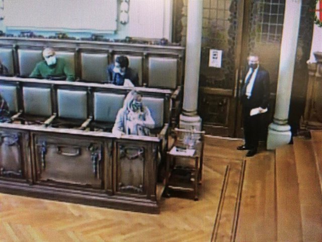 Captura de la retransmisión online del Pleno del Ayuntamiento de Valladolid en el momento en que De Santiago-Juárez abandona la sesión.