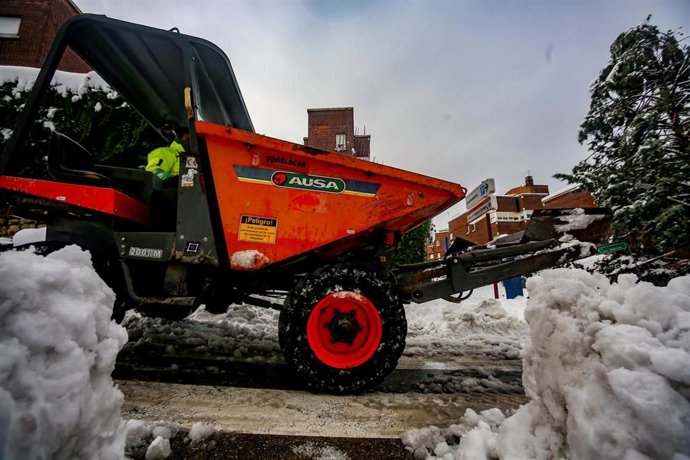 Un tractor despeja el camino en Pozuelo de Alarcón tras el paso de la nevada fruto del temporal Filomena