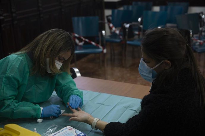Comienzo de los test de cribado de la Covid-19 al personal docente en la educación antes del retorno a la actividad laboral. En la imagen, profesores se realizan dicha prueba en las instalaciones del Hospital Militar de Sevilla, (Foto de archivo).