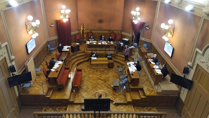 La Audiencia de Barcelona suspende un juicio a un agente de la Urbana acusado de presuntas lesiones por denunciar al agente equivocado en lugar de a su compañero de patrulla. El 12 de enero de 2021.
