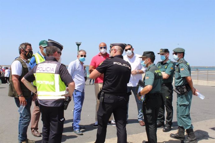 Trabajadores del operativo de salida del ferry con las temporeras marroquíes este pasado verano desde el Muelle Exterior del Puerto de Huelva.