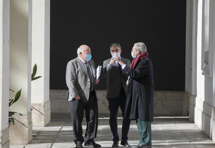 El consejero de Salud, Jesús Aguirre; el consejero de la Presidencia y portavoz, Elías Bendodo; y el consejero de Transformación Económica, Rogelio Velasco, este martes, antes de la rueda de prensa del Consejo de Gobierno.