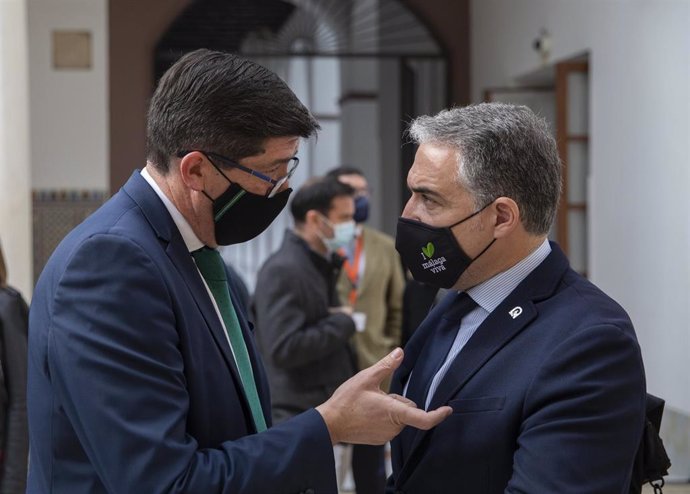 El vicepresidente de la Junta, Juan Marín (i) conversa con el consejero de la Presidencia, Elías Bendodo (d),  En una foto de archivo