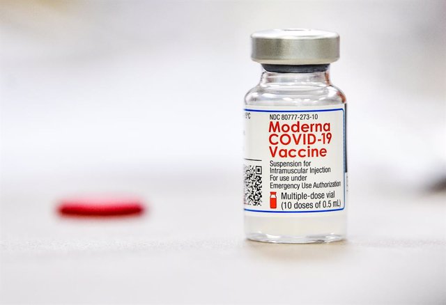 Fotografia d'un vial de la vacuna de Moderna contra la covid-19 al Departament de Salut de Rock Island (Estats Units).