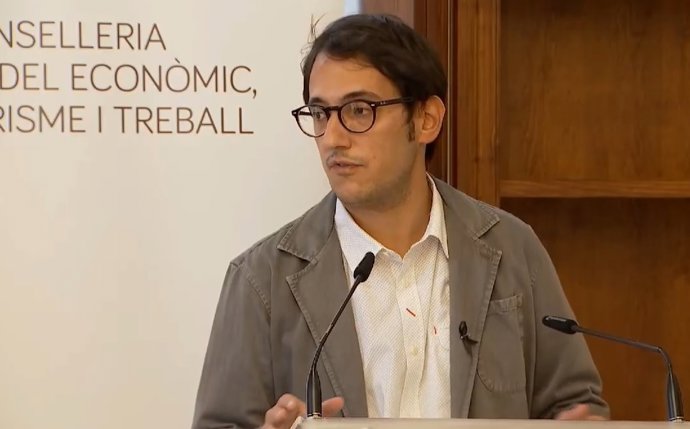 El conseller de Modelo Económico, Turismo y Empleo, Iago Negueruela, en rueda de prensa.