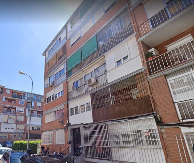 Muere al caer de un tercer piso cuando limpiaba la casa en Aluche (Madrid)