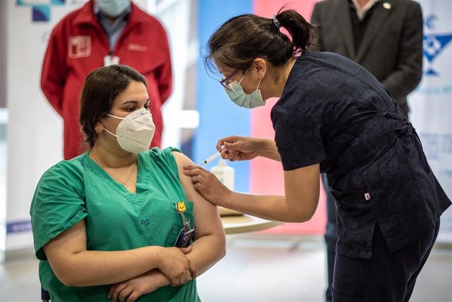 Vacunación de personal sanitario en Magallanes, Chile