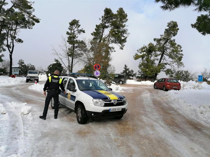 La Policía de Alcoi sanciona a seis vehículos por saltarse el cierre perimtral para ver la nieve