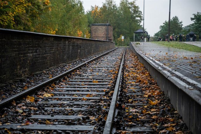 Vías de tren en la Plataforma 17 de la Grunewald Station, en Berlín, una de las principales localizaciones desde la que se deportaba a los judíos durante el Holocausto. 