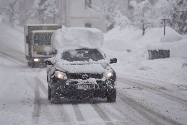 Un coche y un camión circulan por una carretera en el Pirineo aragonés, en Huesca, Aragón (España), a 29 de diciembre de 2020. 