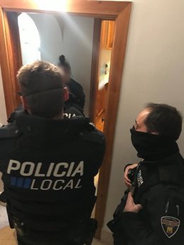 Momento de la llegada de la Policía Local de Alcúdia al piso donde estaba la fiesta.