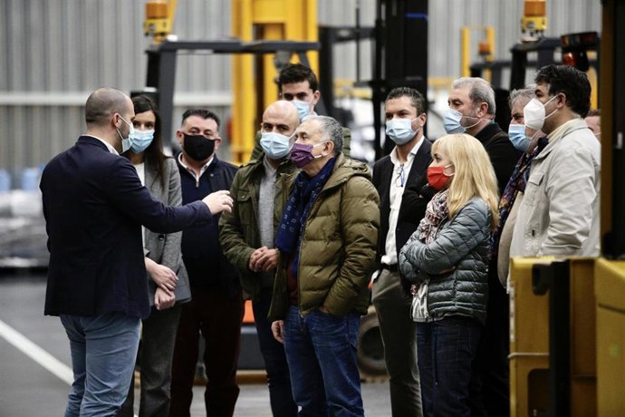 El secretario general de UGT, Pepe Álvarez, y la secretaria general de UGT-A, Carmen Castilla, este martes en la visita al bloque logístico de Mercadona en Huévar del Aljarafe (Sevilla).