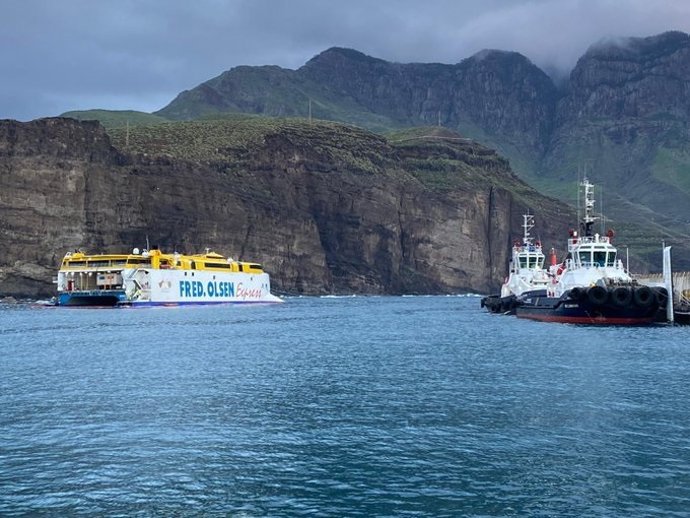 El barco 'Bentago Express' encallado en el Puerto de Las Nieves, en Agaete
