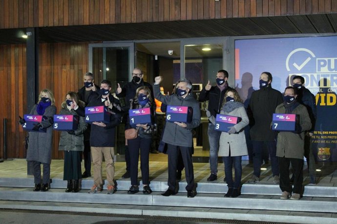 El precandidato a la presidencia del FC Barcelona Víctor Font, de 'Sí al Futur', en la entrega de las firmas para ser candidato
