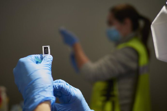 Dos trabajadoras sanitarias, en un dispositivo para administrar la vacuna contra la COVID-19 a profesionales sociosanitarios, en Pamplona, Navarra (España), a 29 de diciembre de 2020. Navarra ha comenzado este martes a vacunar frente al Covid-19 a los p