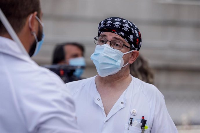 Dos trabajadores sanitarios mantienen una conversación durante una concentración frente al Hospital Clínico San Carlos, en Madrid (España), a 15 de septiembre de 2020. La movilización es una de las convocadas para este martes en todos los centros sanita