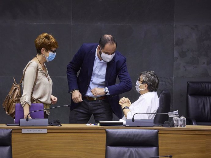I-D, la portavoz de EH Bildu en el Parlamento de Navarra, Bakartxo Ruiz, el portavoz del PSN, Ramón Alzórriz, y la portavoz de I-E, Marisa de Simón.