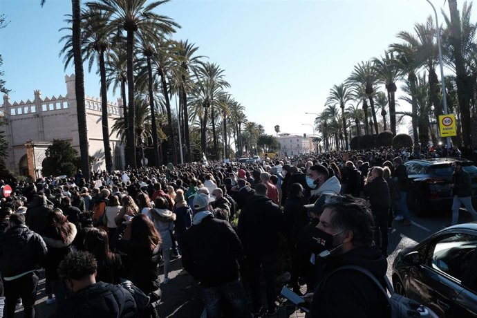 Concentración ante el Consolat de Mar, sede del Govern balear, en protesta por el cierre de la hostelería.