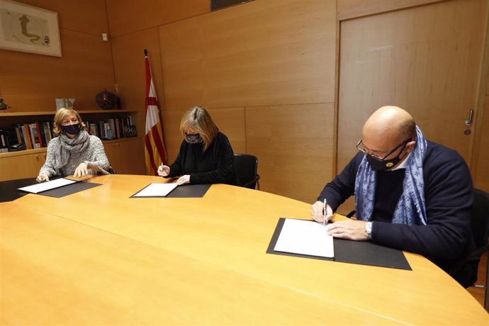 La alcaldesa de L'Hospitalet de Llobregat, Núria Marín; la presidenta de la Fundació Johan Cruyff, Susila Cruyff, y el padre del jugador del Fútbol Club Barcelona Jordi Alba, Miguel Alba, firman el convenio para el futuro Cruyff Court Jordi Alba.