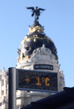 Un termómetro ubicado en la Gran Vía marca 1C en Madrid