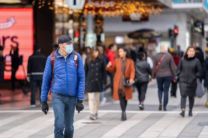 Un hombre con mascarilla en el centro de Estocolmo
