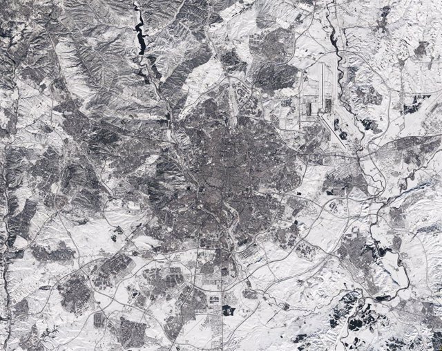 Captada por la misión Copernicus Sentinel-2 el 11 de enero, esta imagen de Madrid parece haber sido tomada en blanco y negro, pero es una imagen en color real debido a la nevada más intensa en 50 años que ha cubierto la región, volviendo el paisaje blanco